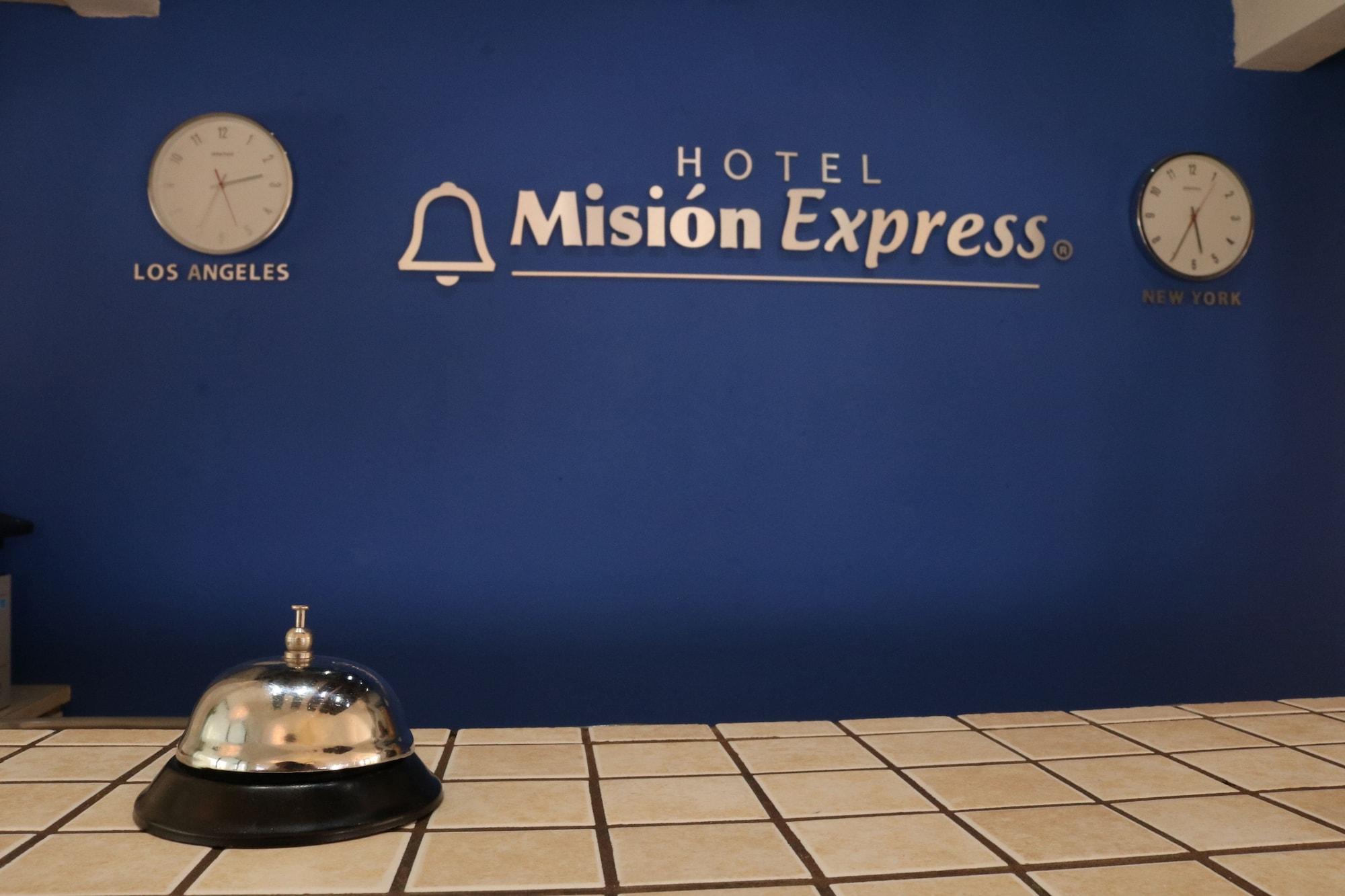 Mision Express Saltillo Exterior photo